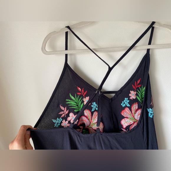 Black strappy floral embroidery asymmetric hem top - Picture 11 of 14
